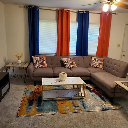 3 Bedrooms 2 Bathrooms, Free Driveway Parking, 2 Min To Ohio State Univrrsity, Ac, Free Wi-Fi, Washer And Dryer, Expocenter, Bus Stop, University Shuttle, Riverside Methodist Hospital