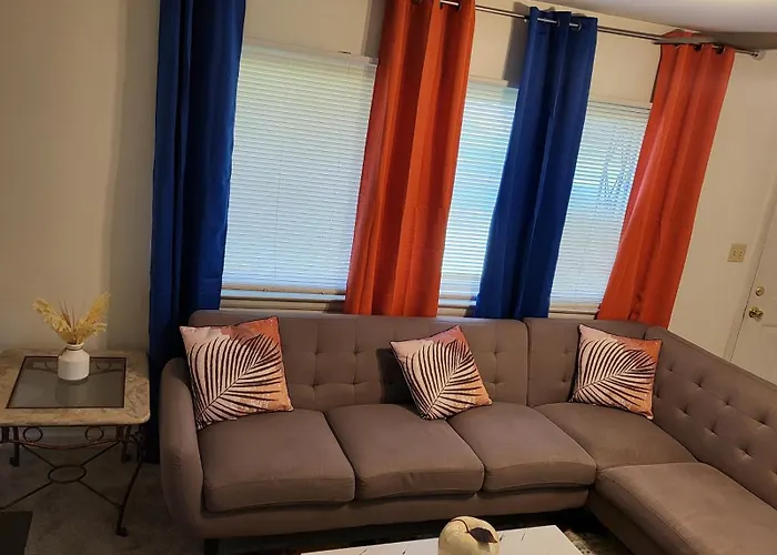3 Bedrooms 2 Bathrooms, Free Driveway Parking, 2 Min To Ohio State Univrrsity, Ac, Free Wi-fi, Washer And Dryer, Expocenter, Bus Stop, Shuttle, Riverside Methodist Hospital * Columbus