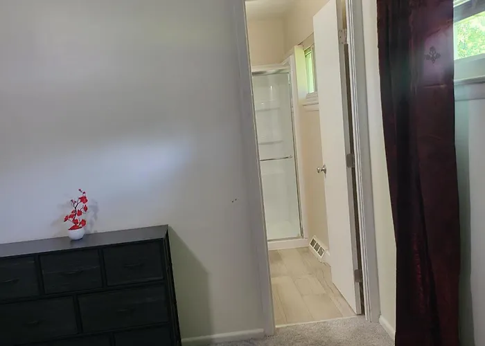 3 Bedrooms 2 Bathrooms, Free Driveway Parking, 2 Min To Ohio State Univrrsity, Ac, Free Wi-fi, Washer And Dryer, Expocenter, Bus Stop, Shuttle, Riverside Methodist Hospital *