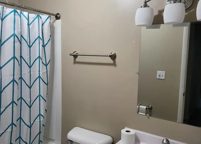 3 Bedrooms 2 Bathrooms, Free Driveway Parking, 2 Min To Ohio State Univrrsity, Ac, Free Wi-fi, Washer And Dryer, Expocenter, Bus Stop, Shuttle, Riverside Methodist Hospital Columbus
