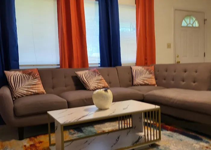 3 Bedrooms 2 Bathrooms, Free Driveway Parking, 2 Min To Ohio State Univrrsity, Ac, Free Wi-fi, Washer And Dryer, Expocenter, Bus Stop, Shuttle, Riverside Methodist Hospital * Columbus
