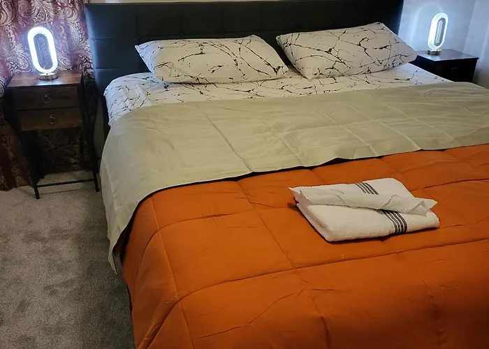 3 Bedrooms 2 Bathrooms, Free Driveway Parking, 2 Min To Ohio State Univrrsity, Ac, Free Wi-fi, Washer And Dryer, Expocenter, Bus Stop, Shuttle, Riverside Methodist Hospital *