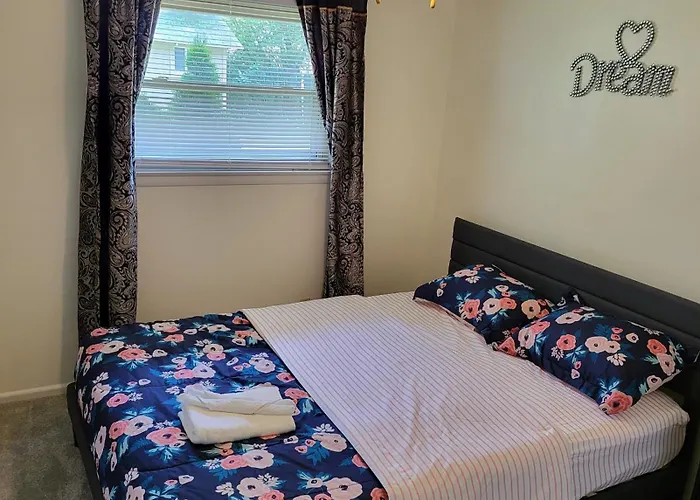 3 Bedrooms 2 Bathrooms, Free Driveway Parking, 2 Min To Ohio State Univrrsity, Ac, Free Wi-fi, Washer And Dryer, Expocenter, Bus Stop, Shuttle, Riverside Methodist Hospital Columbus