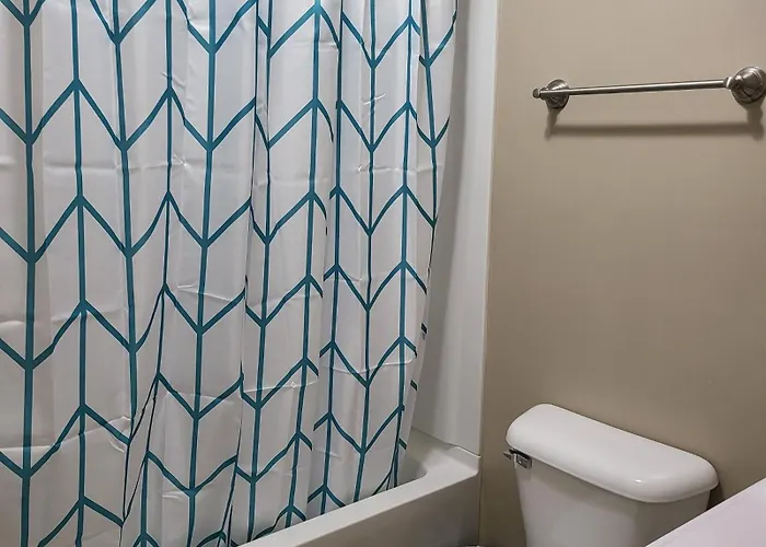 3 Bedrooms 2 Bathrooms, Free Driveway Parking, 2 Min To Ohio State Univrrsity, Ac, Free Wi-fi, Washer And Dryer, Expocenter, Bus Stop, Shuttle, Riverside Methodist Hospital * Columbus